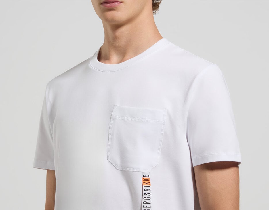 Slim fit men’s T-shirt with chest pocket, WHITE Slim fit men’s T-shirt with chest pocket, WHITE, hi-res-1