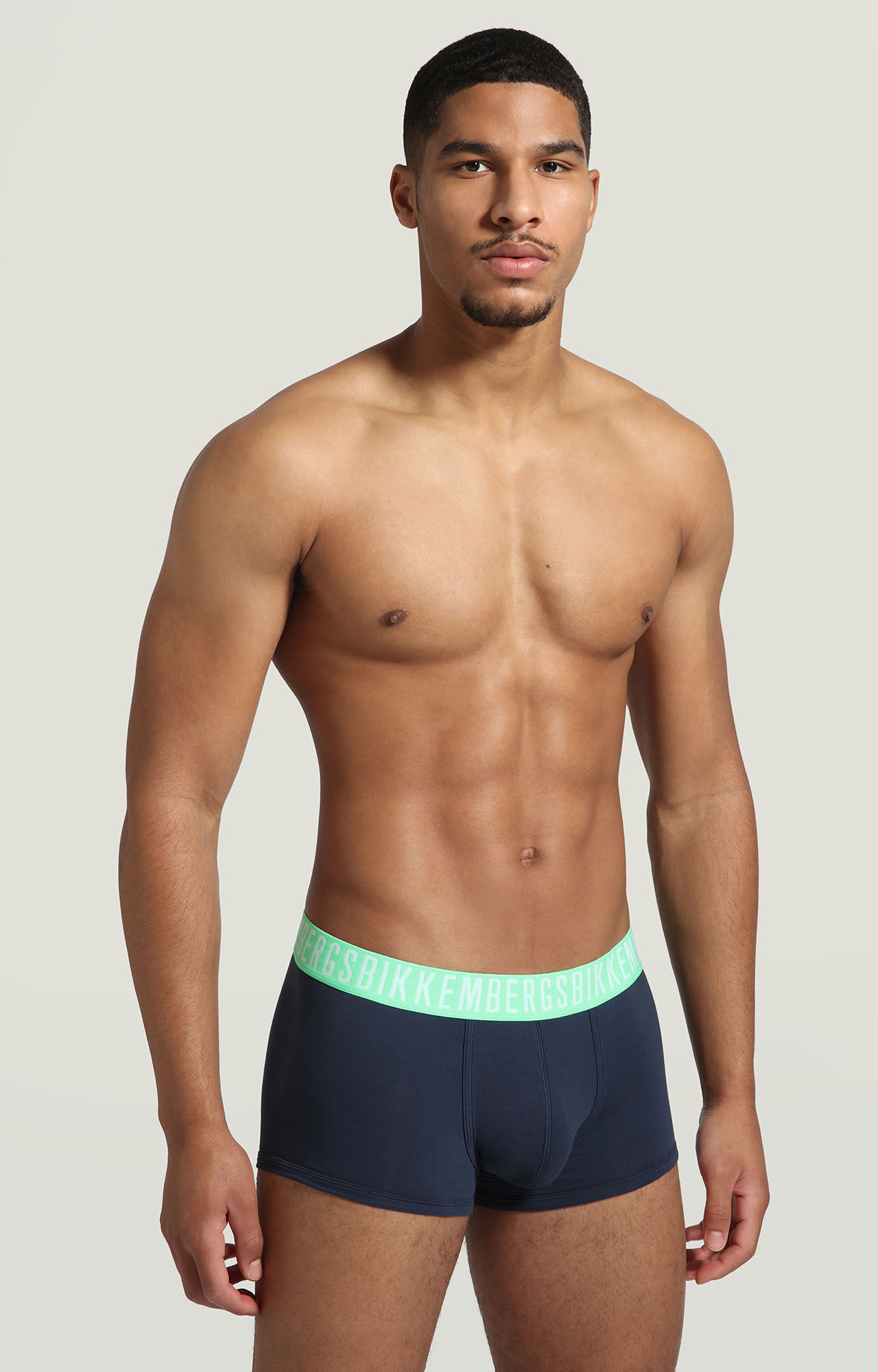 Hombres morenos top en boxer
