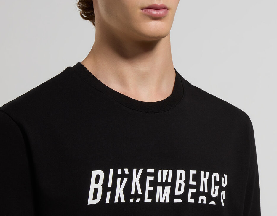 Slim fit men’s T-shirt with deconstructed logo, BLACK Slim fit men’s T-shirt with deconstructed logo, BLACK, hi-res-1